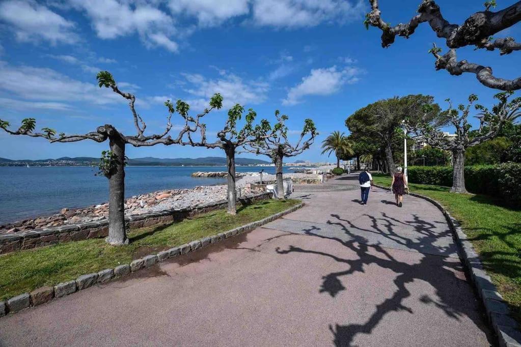 Chaleureux Appartement Face Au Port Sta Lucia, Tout A Pieds, Wifi Saint-Raphaël Exterior foto